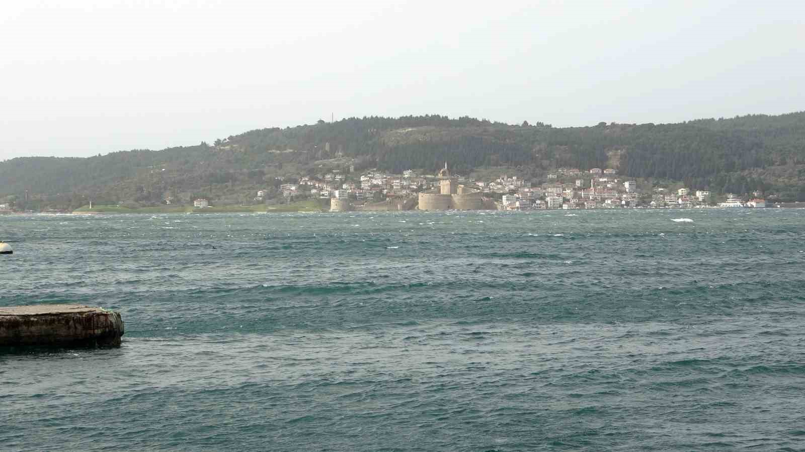 Çanakkale Boğazı fırtına nedeniyle trafiğe kapandı
