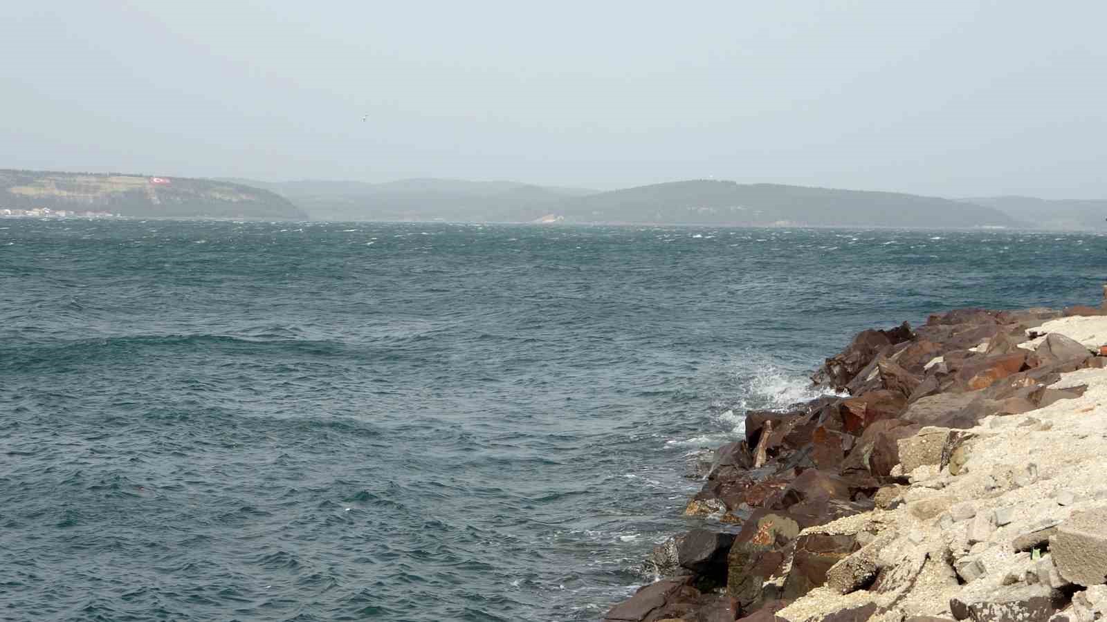 Çanakkale Boğazı fırtına nedeniyle trafiğe kapandı
