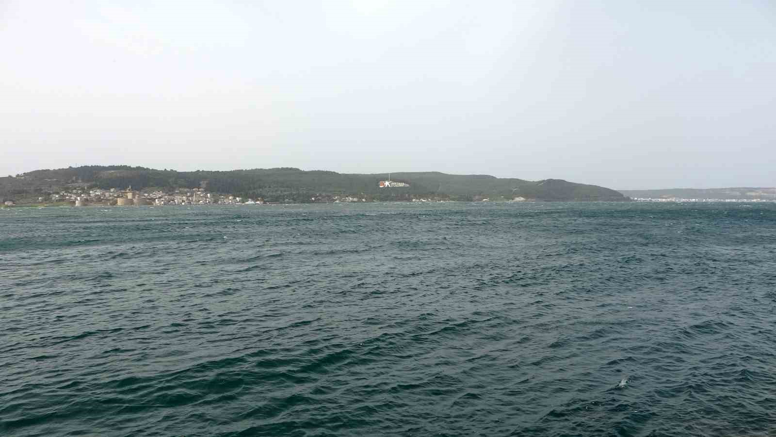 Çanakkale Boğazı fırtına nedeniyle trafiğe kapandı
