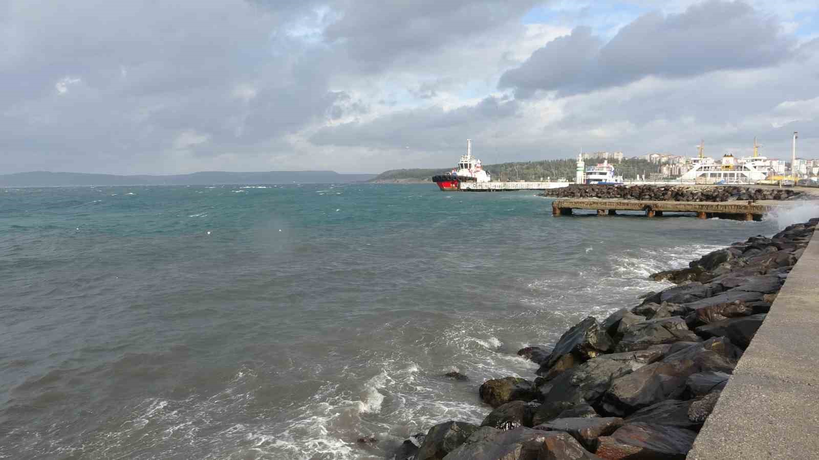 Çanakkale Boğazı lodos fırtınası nedeniyle transit gemi geçişlerine kapatıldı
