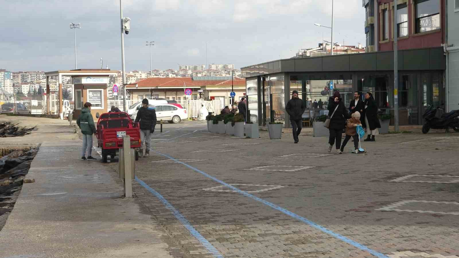 Çanakkale Boğazı lodos fırtınası nedeniyle transit gemi geçişlerine kapatıldı
