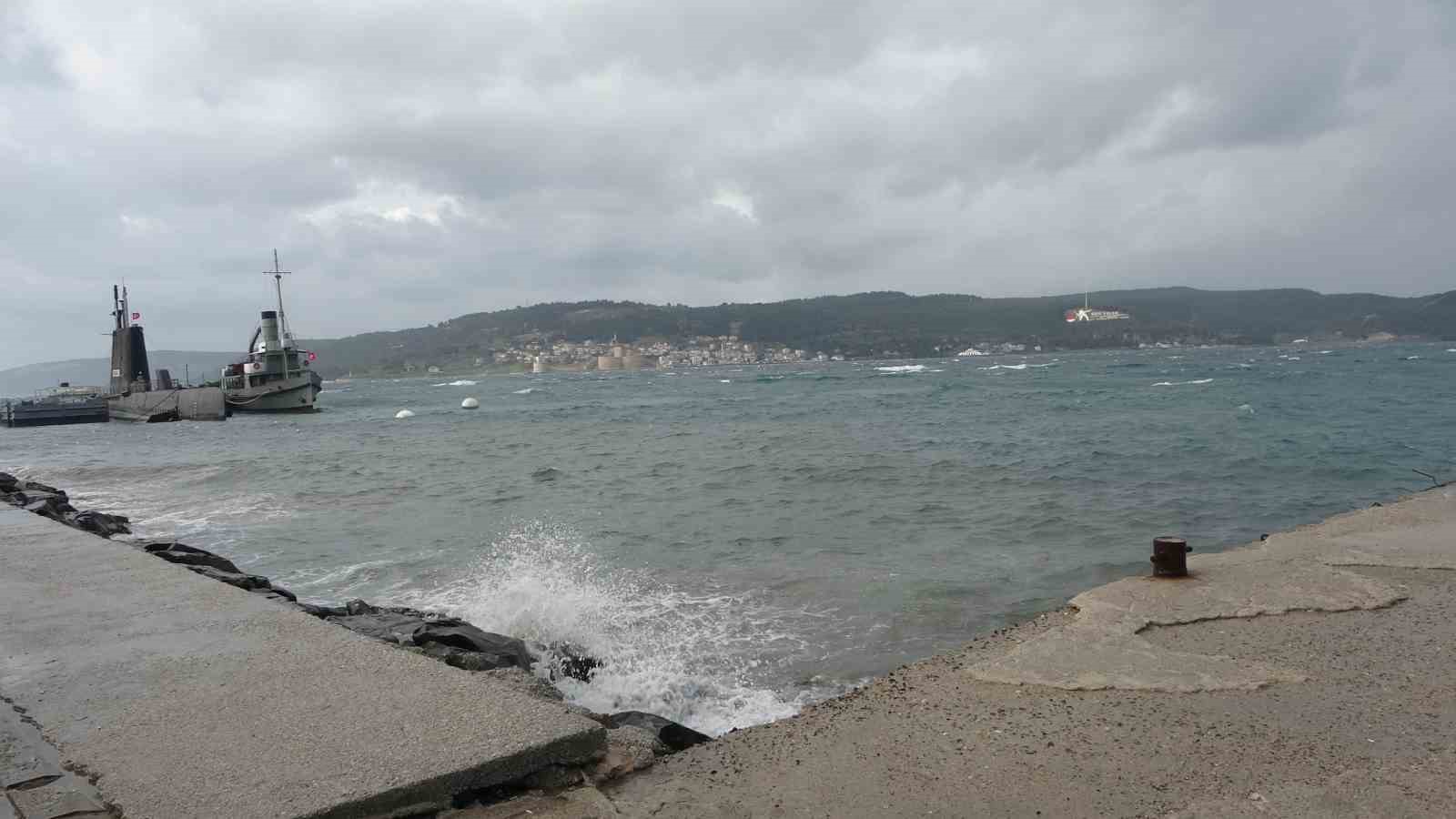 Çanakkale Boğazı lodos fırtınası nedeniyle transit gemi geçişlerine kapatıldı
