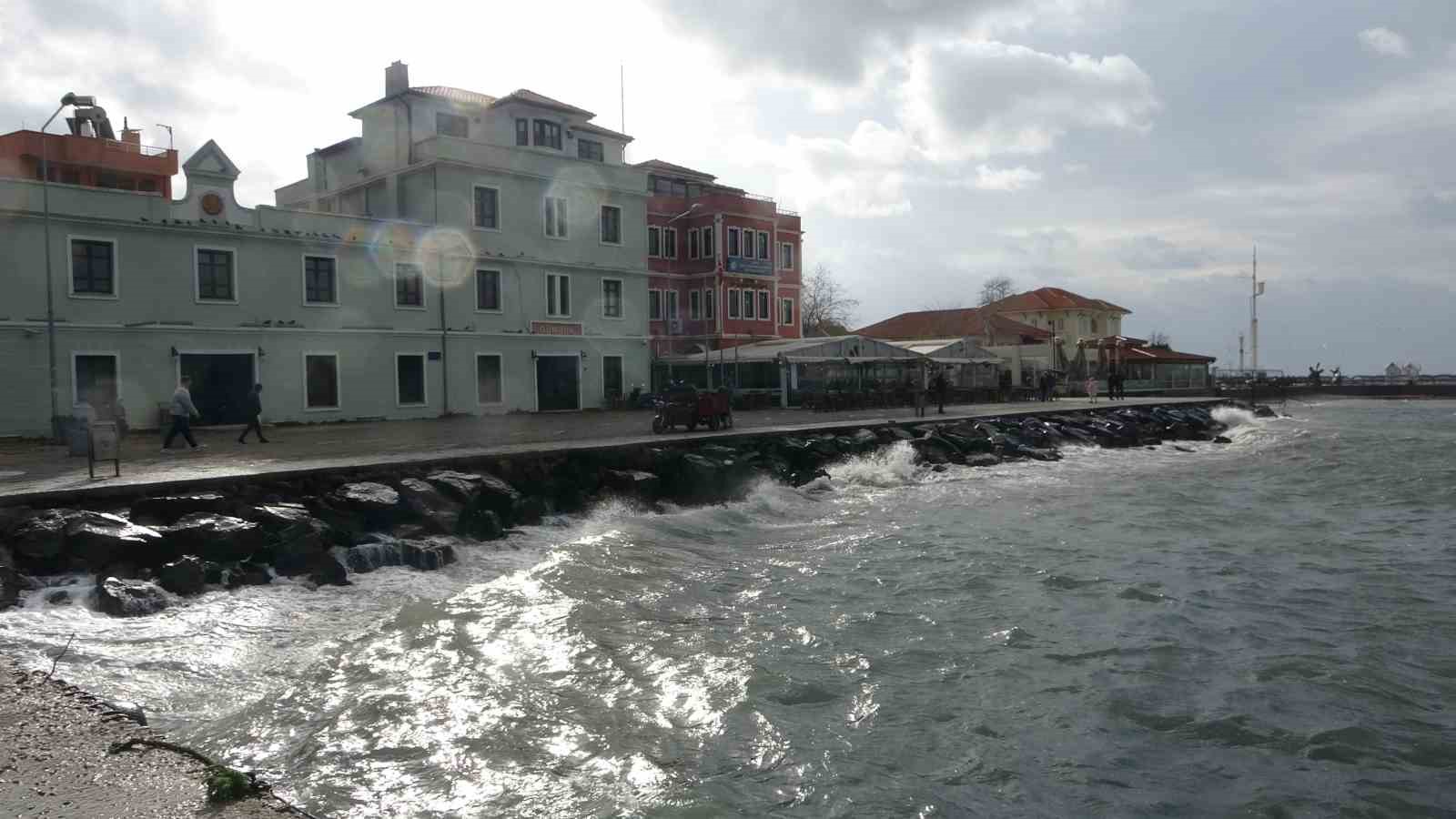 Çanakkale Boğazı lodos fırtınası nedeniyle transit gemi geçişlerine kapatıldı
