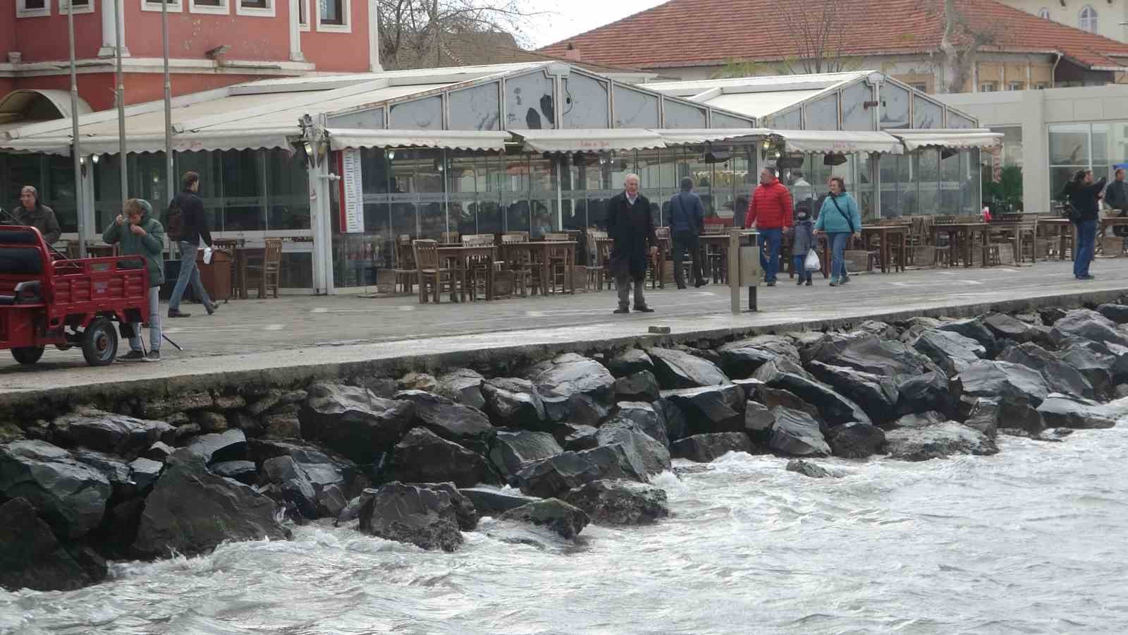 Çanakkale Boğazı lodos fırtınası nedeniyle transit gemi geçişlerine kapatıldı
