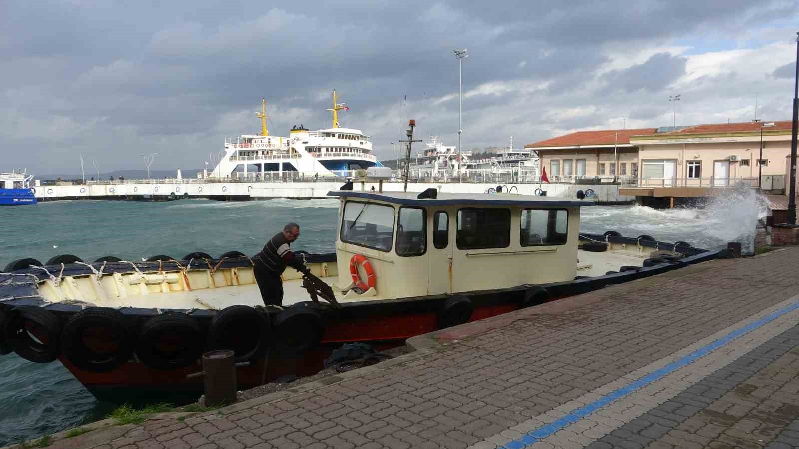 Çanakkale Boğazı lodos fırtınası nedeniyle transit gemi geçişlerine kapatıldı
