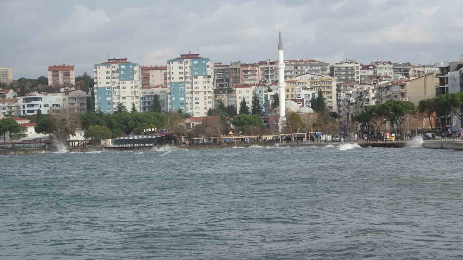 Çanakkale Boğazı lodos fırtınası nedeniyle transit gemi geçişlerine kapatıldı
