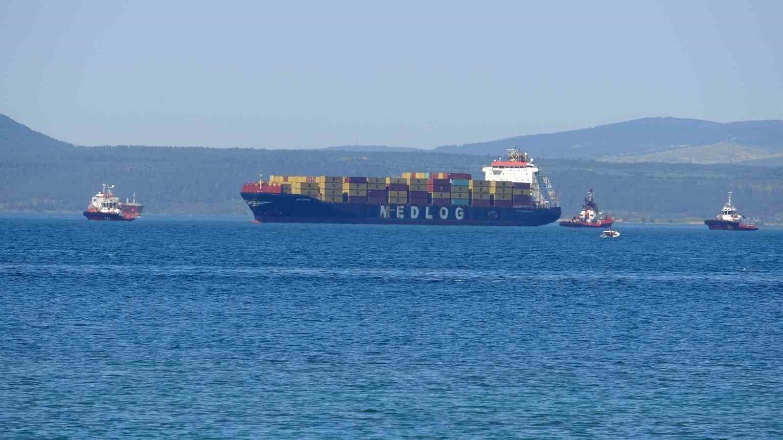 Çanakkale Boğazı’nda konteyner gemisi makine arızası yaptı
