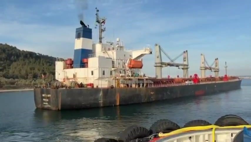 Çanakkale Boğazı’nda makina arızası nedeniyle karaya oturan gemi kurtarıldı
