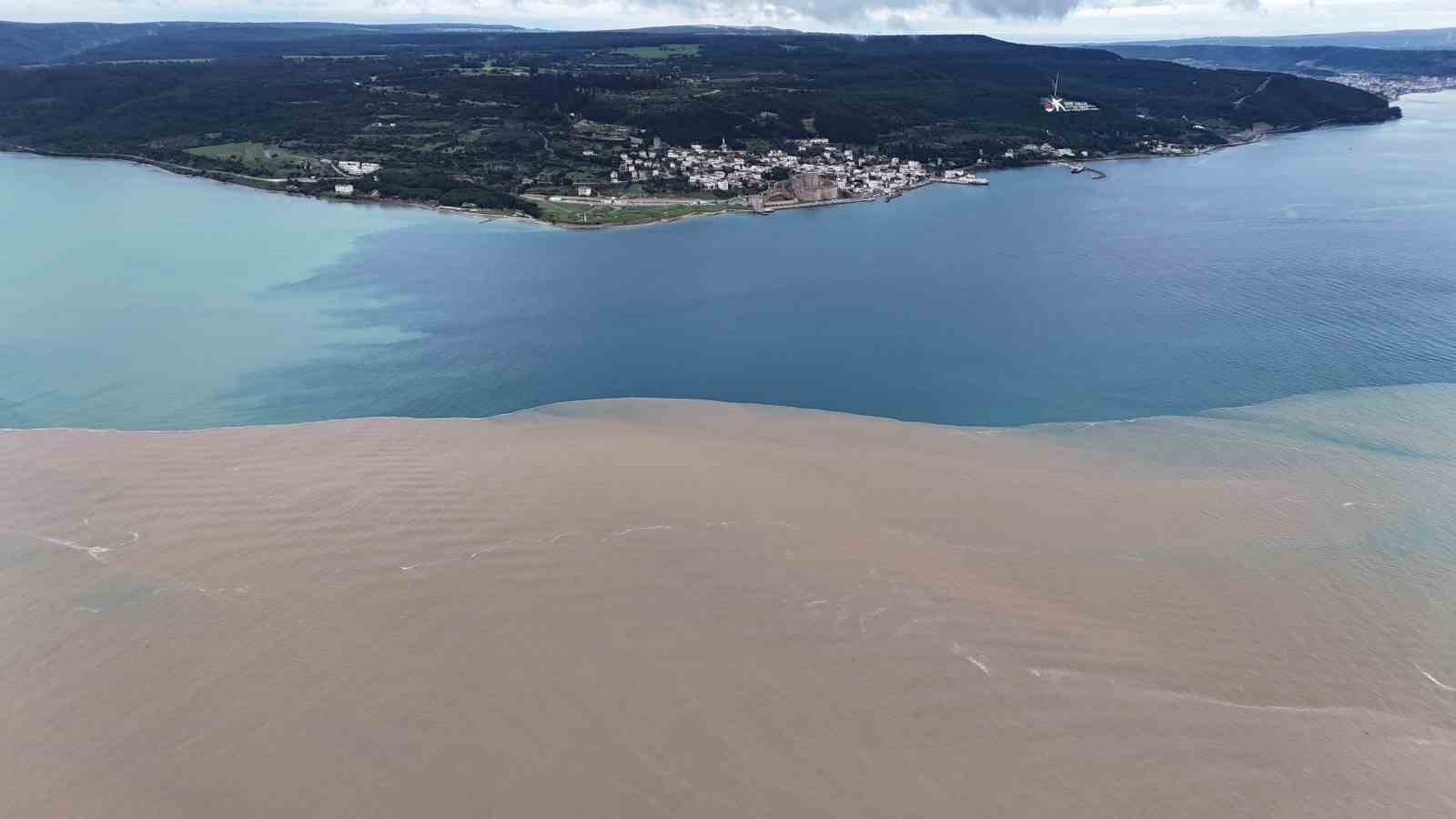 Çanakkale Boğazı’nın rengi değişti; Avrupa Yakası mavi olarak kaldı
