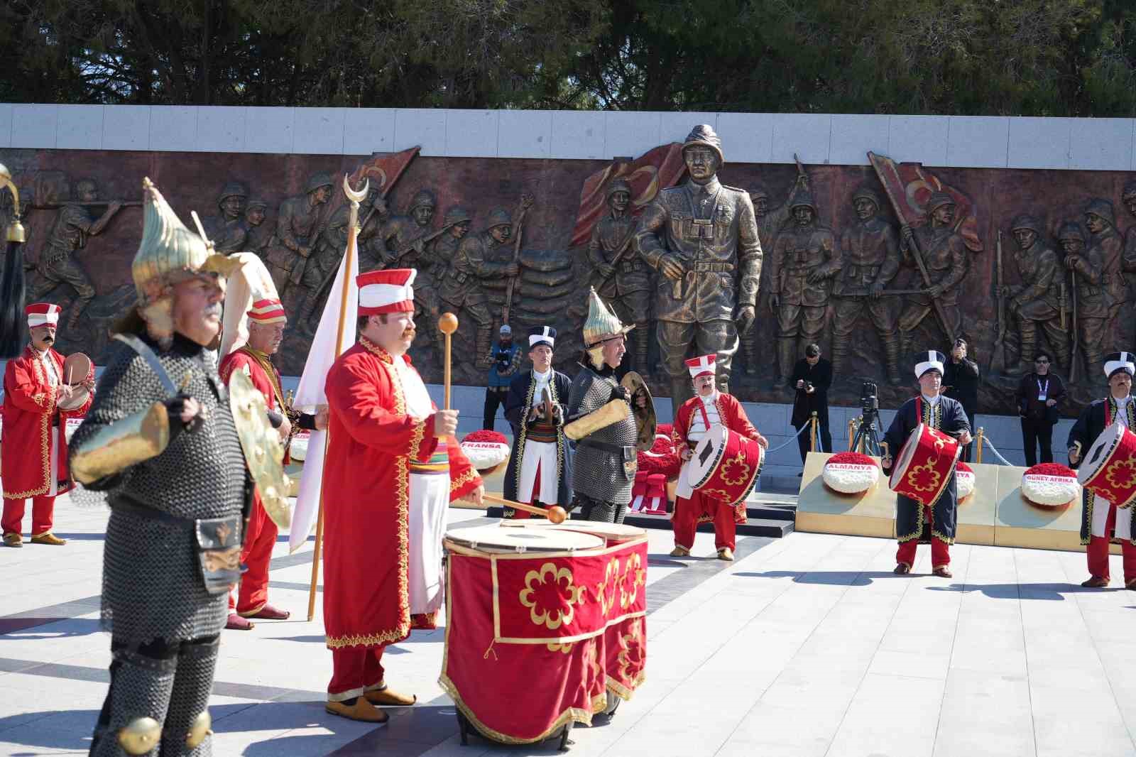 Çanakkale Kara Savaşları’nın 111. yıl dönümü etkinlikleri Şehitler Abidesi’nde törenle başladı
