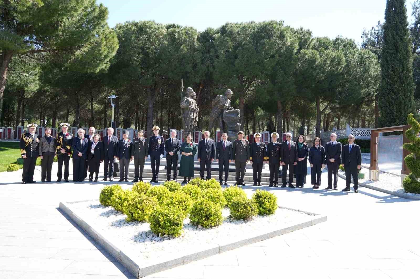Çanakkale Kara Savaşları’nın 111. yıl dönümü etkinlikleri Şehitler Abidesi’nde törenle başladı
