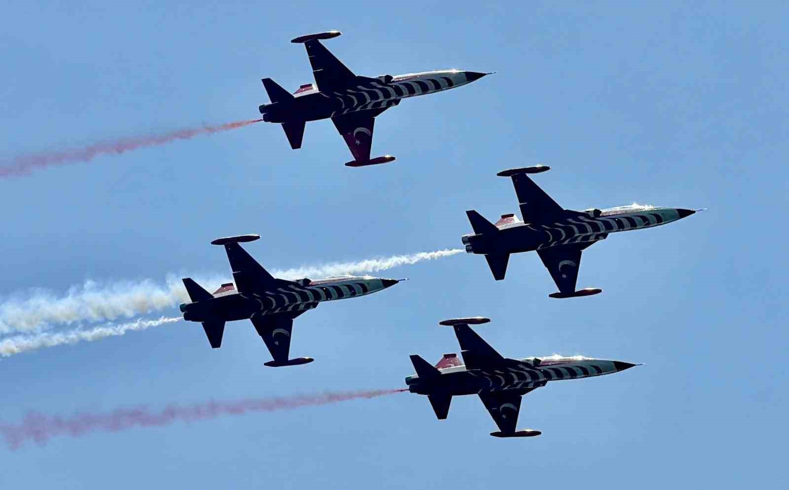 Çanakkale Kara Savaşları’nın 111. yıl dönümü etkinlikleri Şehitler Abidesi’nde törenle başladı
