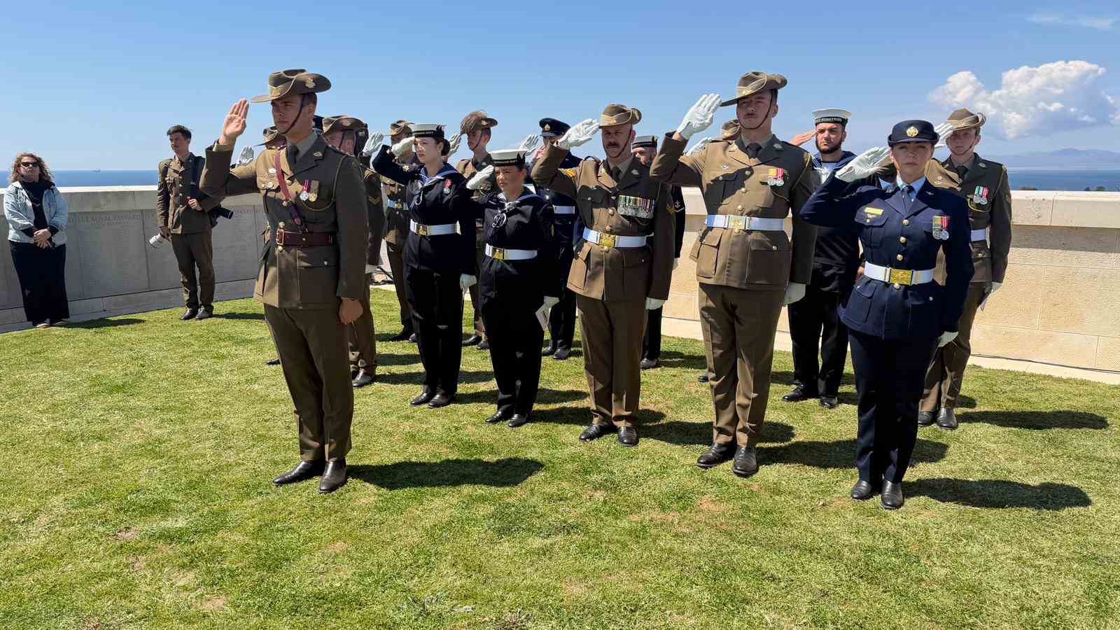 Çanakkale Kara Savaşları’nın yıl dönümünde Fransız ve İngiliz anıtlarında tören düzenlendi
