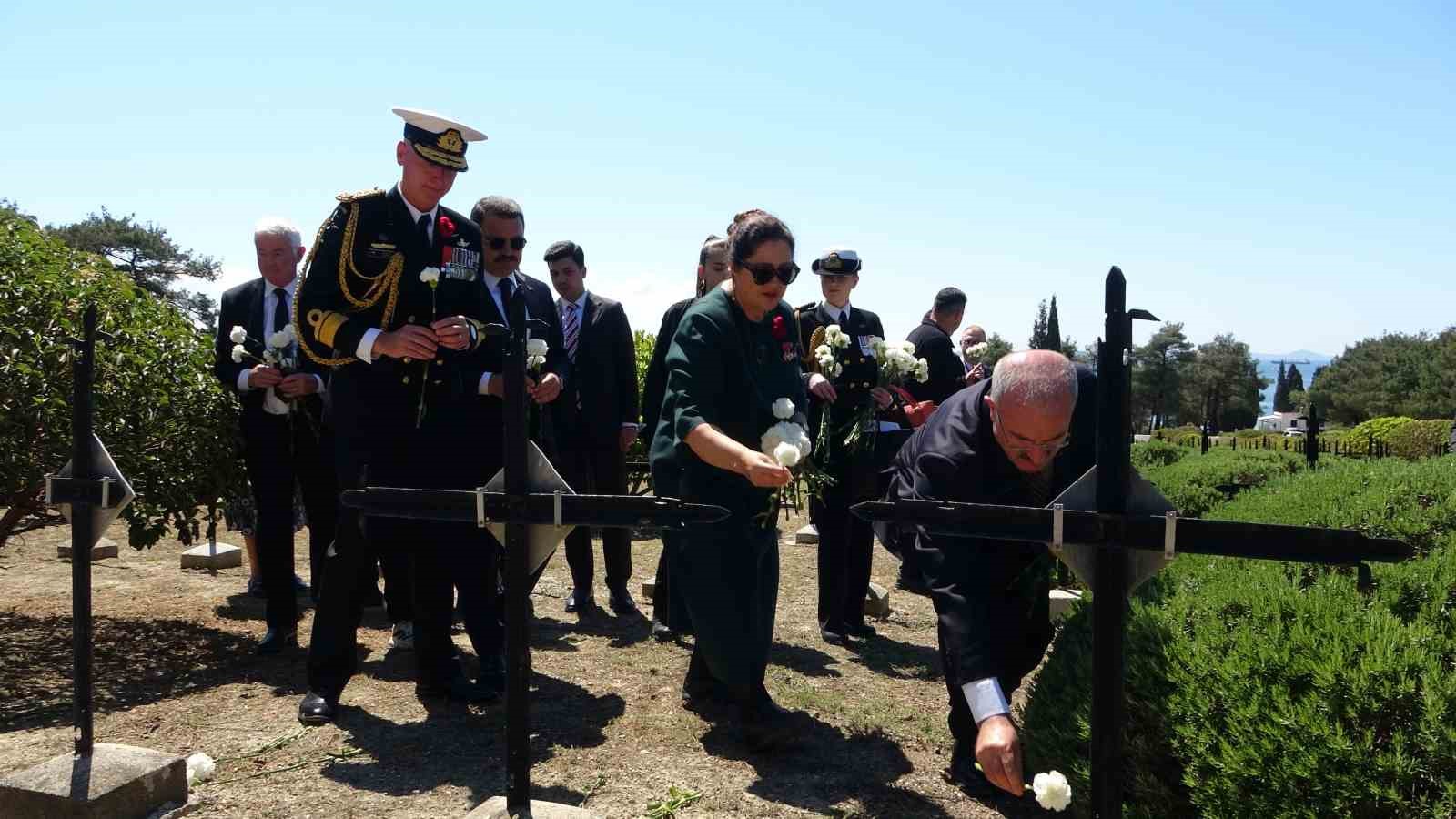 Çanakkale Kara Savaşları’nın yıl dönümünde Fransız ve İngiliz anıtlarında tören düzenlendi
