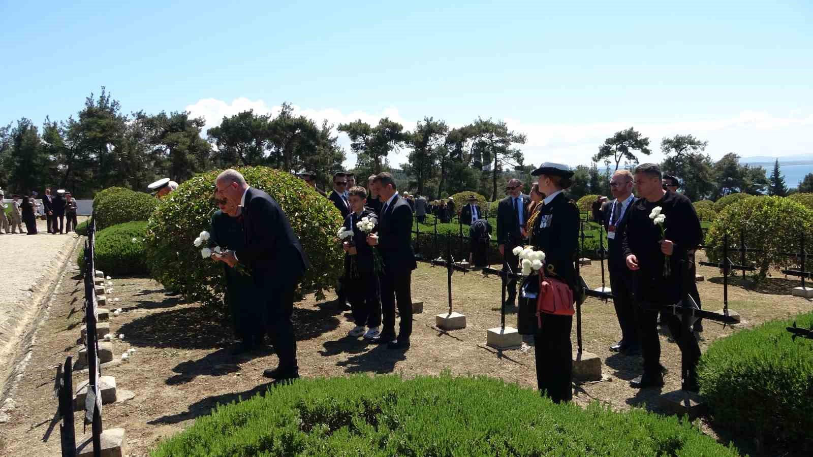 Çanakkale Kara Savaşları’nın yıl dönümünde Fransız ve İngiliz anıtlarında tören düzenlendi
