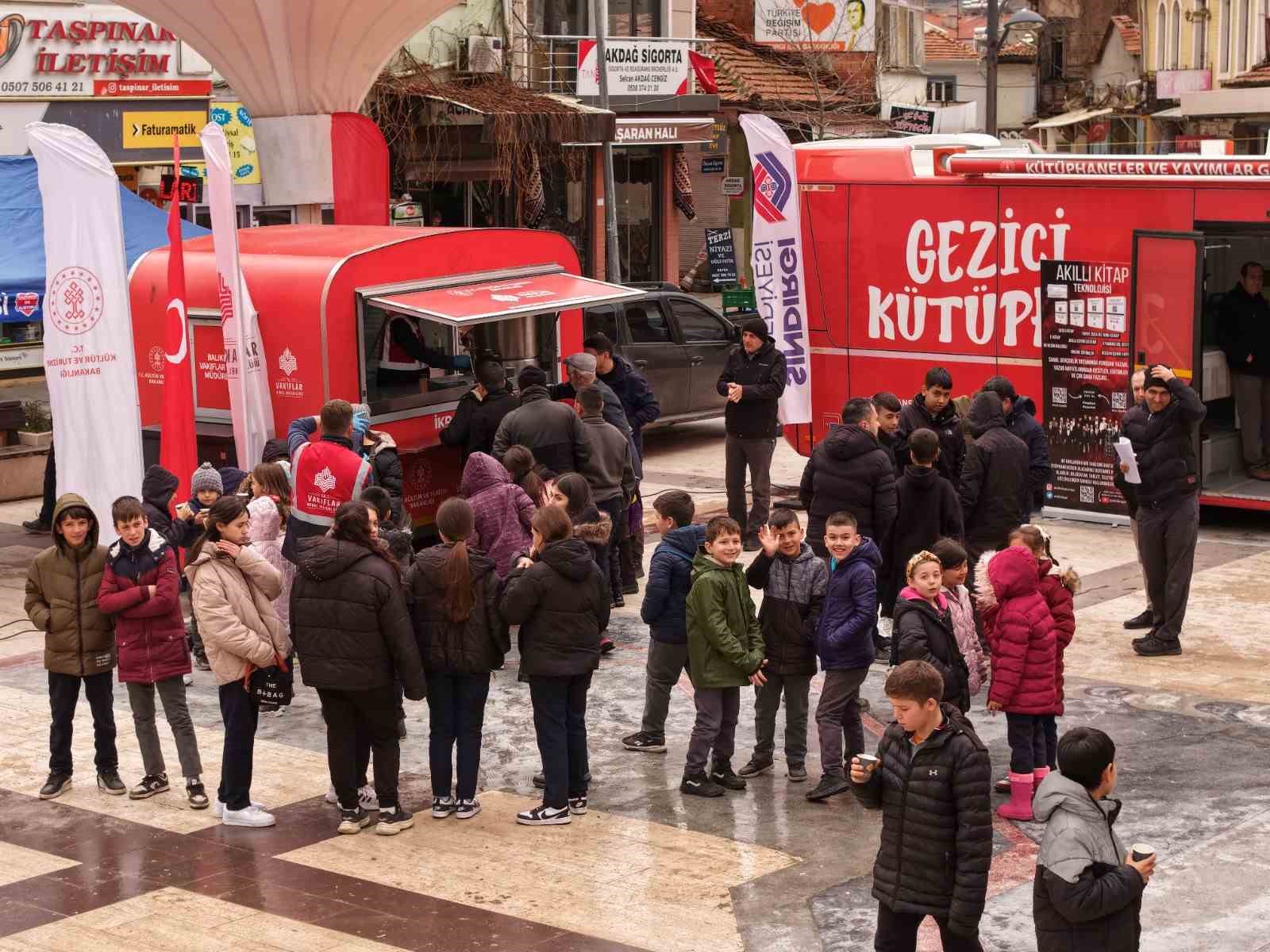 Çanakkale Savaşları Mobil Müzesi Sındırgı’da yoğun ilgi gördü
Çanakkale Savaşları Mobil Müzesi Sındırgı’da yoğun ilgi gördü