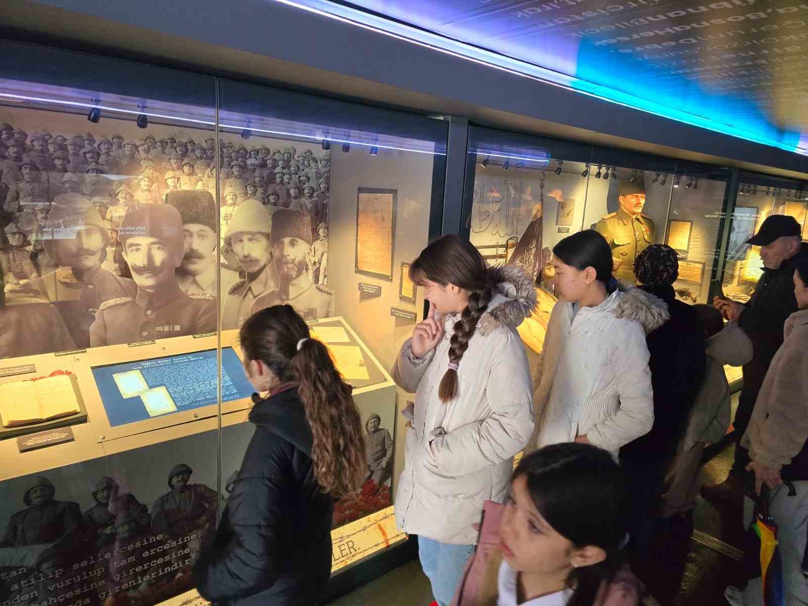 Çanakkale Savaşları Mobil Müzesi Sındırgı’da yoğun ilgi gördü
Çanakkale Savaşları Mobil Müzesi Sındırgı’da yoğun ilgi gördü