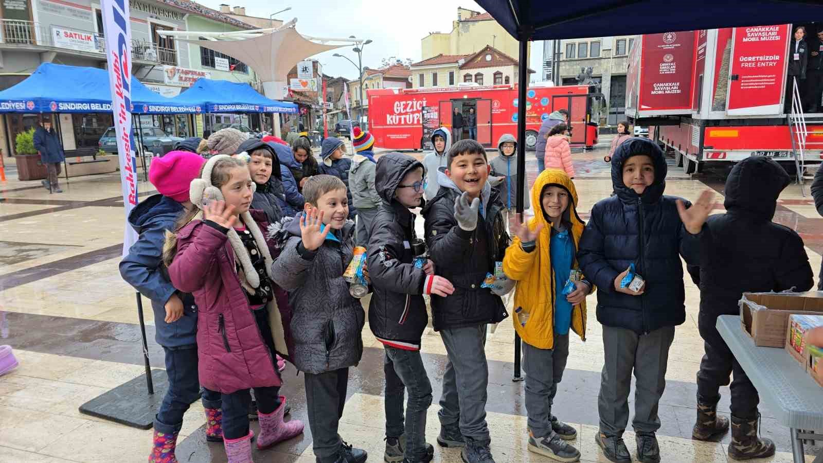 Çanakkale Savaşları Mobil Müzesi Sındırgı’da yoğun ilgi gördü
Çanakkale Savaşları Mobil Müzesi Sındırgı’da yoğun ilgi gördü