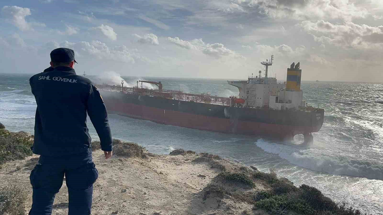 Çanakkale Valiliği: "Geminin su almadığı, personelin durumunun iyi olduğu, deniz kirliliğinin meydana gelmediği belirlendi"
Çanakkale Valiliği: "Geminin su almadığı, personelin durumunun iyi olduğu, deniz kirliliğinin meydana gelmediği belirlendi"