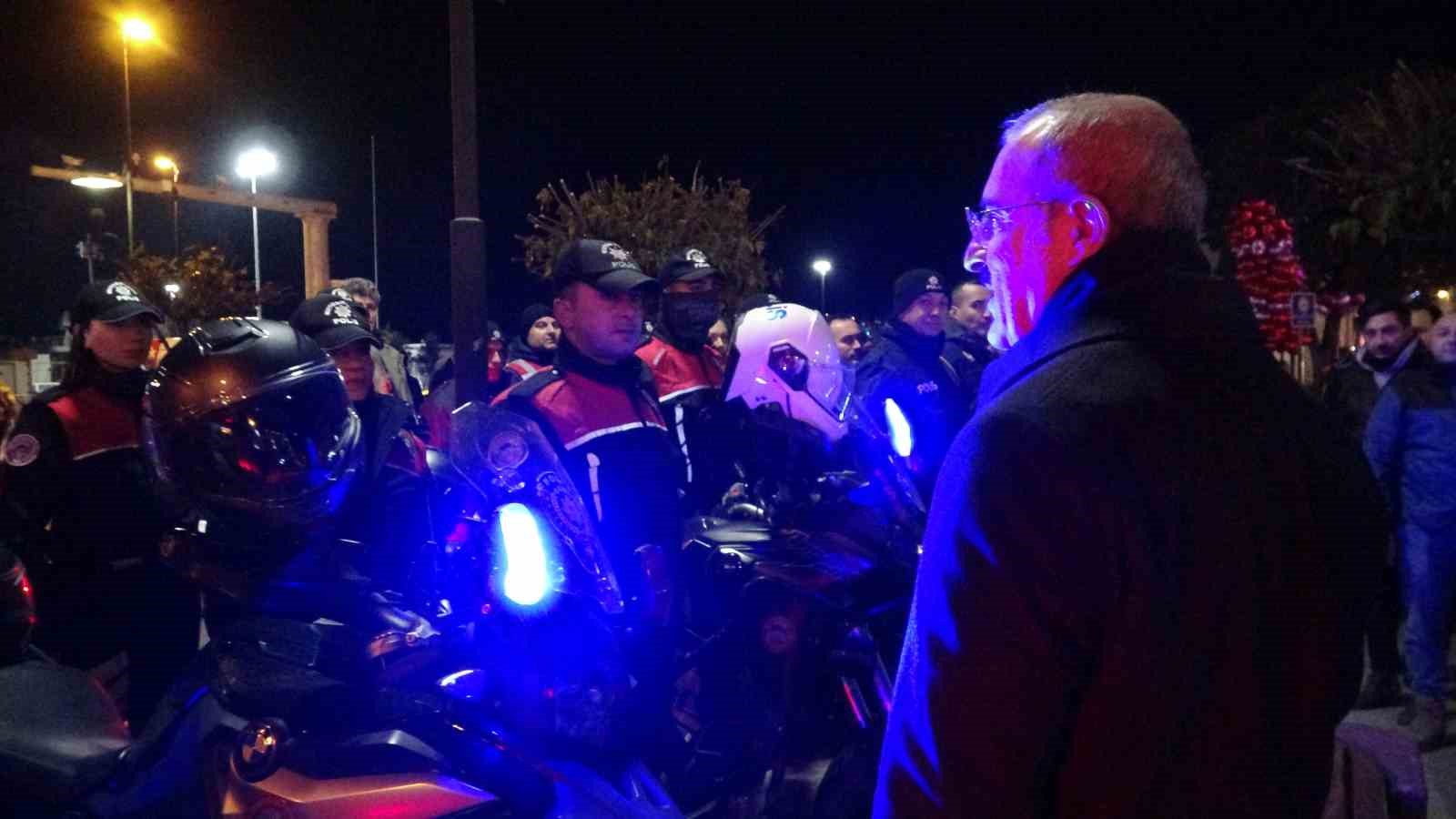 Çanakkale Valisi Toraman, yılbaşında görev başındaki personeli ziyaret etti
Çanakkale Valisi Toraman, yılbaşında görev başındaki personeli ziyaret etti