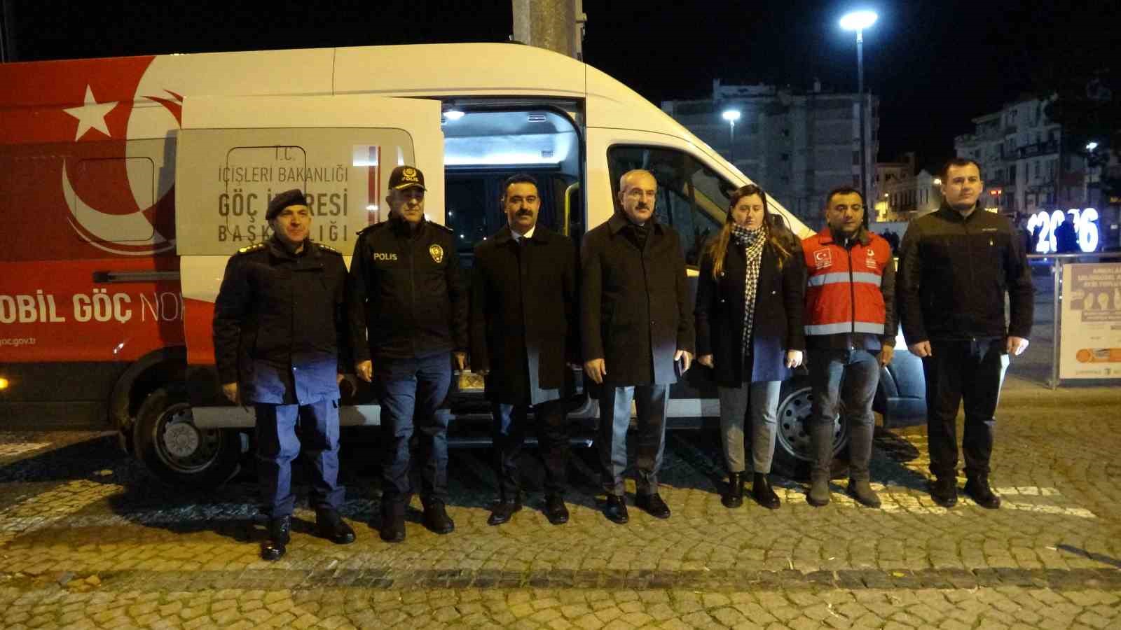 Çanakkale Valisi Toraman, yılbaşında görev başındaki personeli ziyaret etti
Çanakkale Valisi Toraman, yılbaşında görev başındaki personeli ziyaret etti