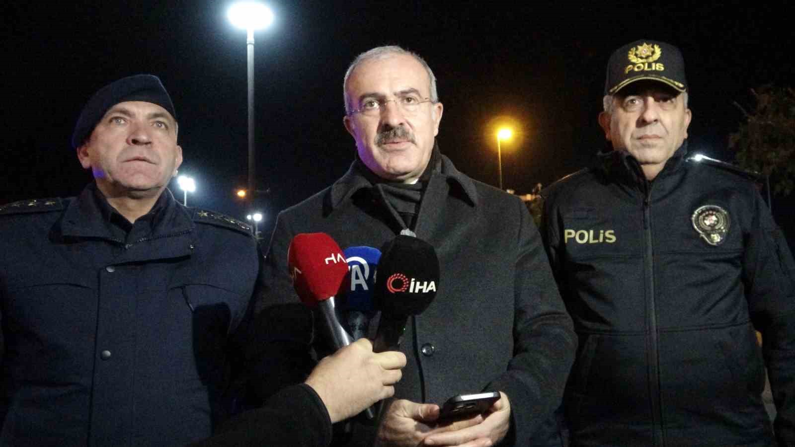 Çanakkale Valisi Toraman, yılbaşında görev başındaki personeli ziyaret etti
Çanakkale Valisi Toraman, yılbaşında görev başındaki personeli ziyaret etti