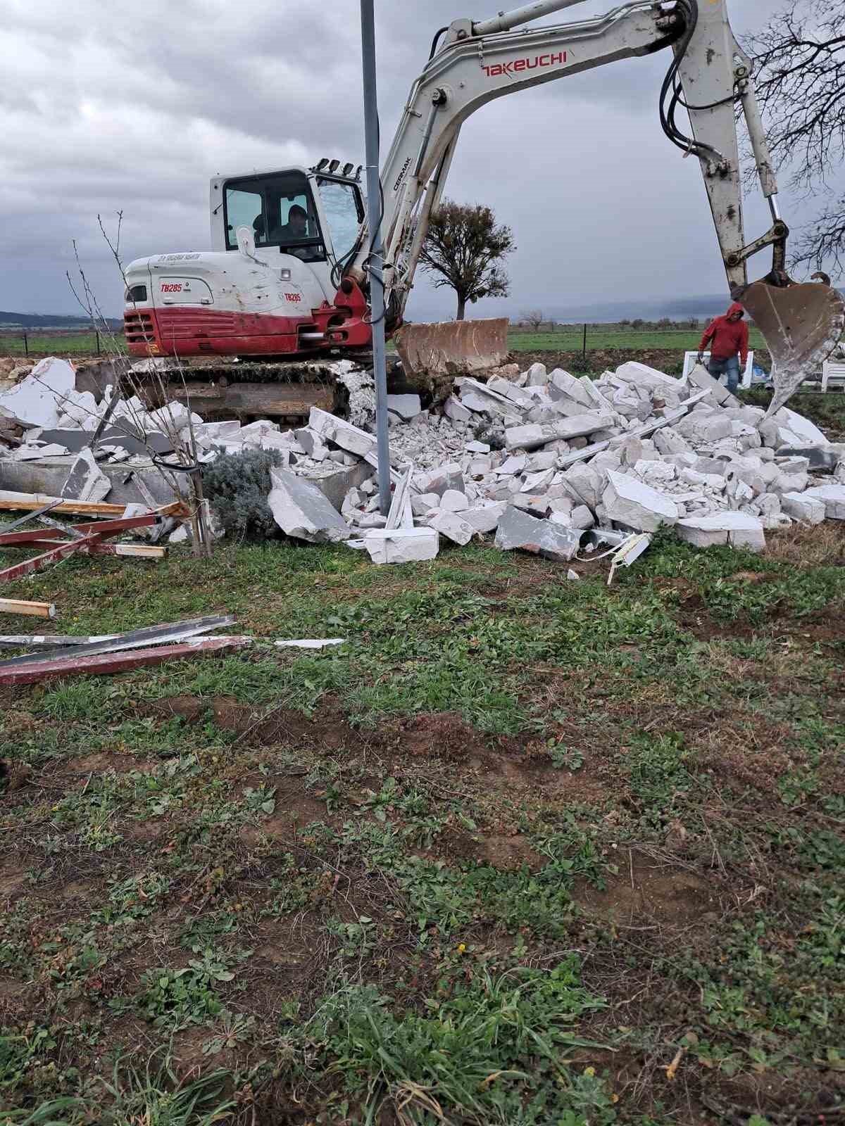 Çanakkale’de 10 kaçak yapı yıkıldı
