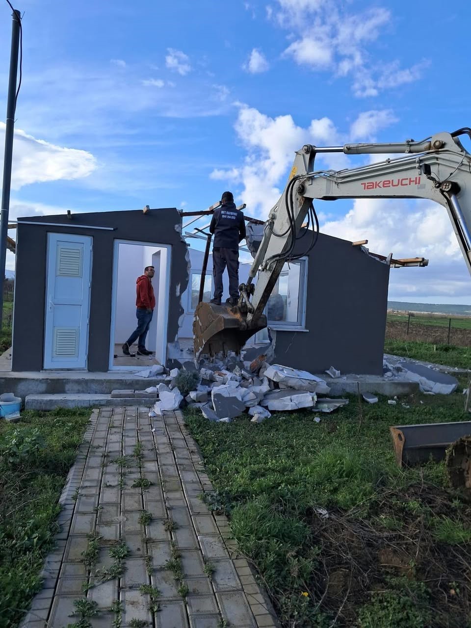 Çanakkale’de 10 kaçak yapı yıkıldı
