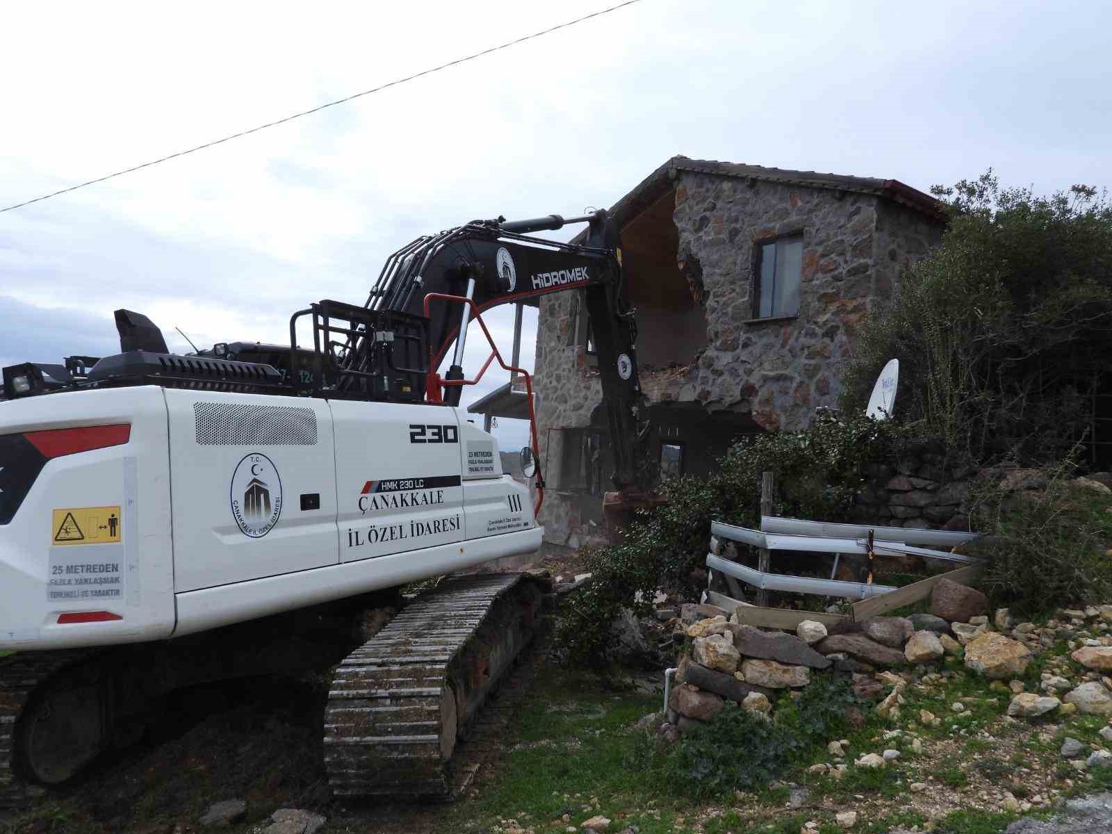 Çanakkale’de 31 kaçak yapı yıkıldı
