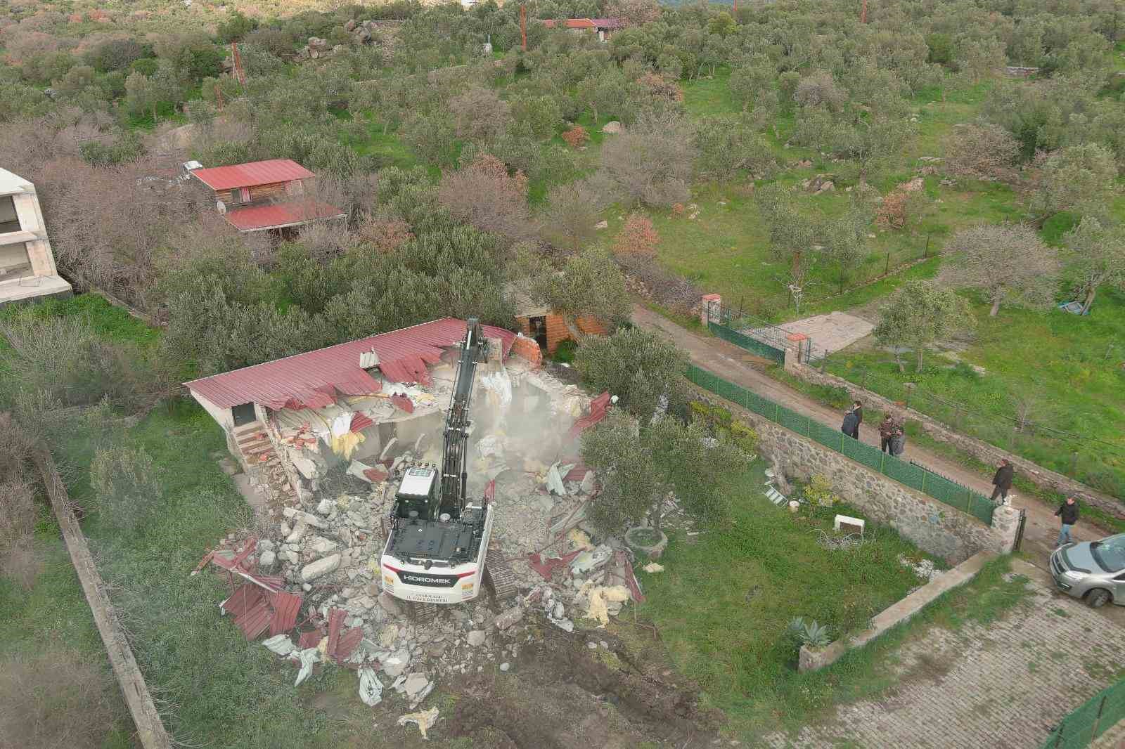 Çanakkale’de 31 kaçak yapı yıkıldı
