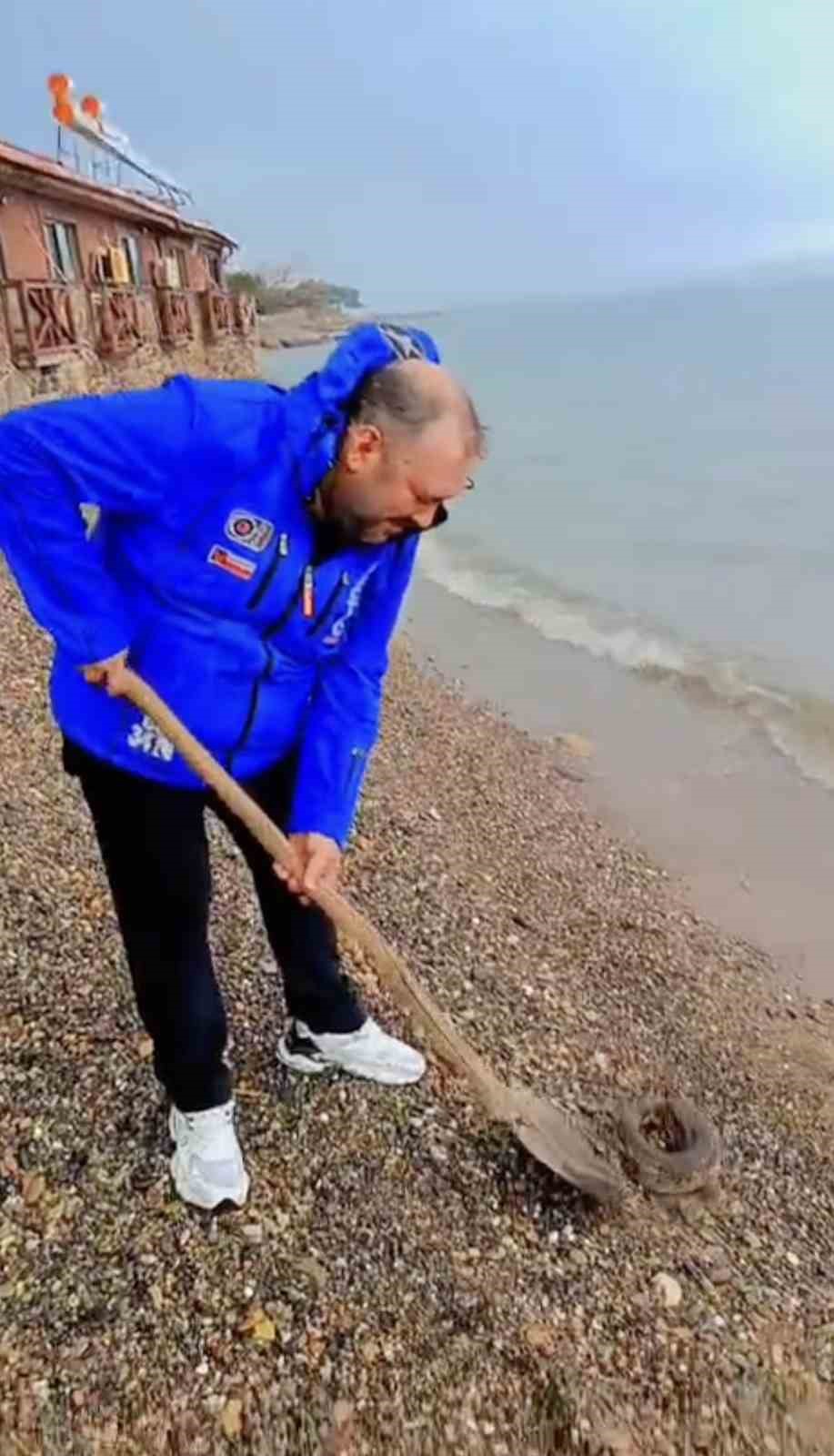 Çanakkale’de amatör balıkçıların oltasına yavru köpek balığı takıldı
