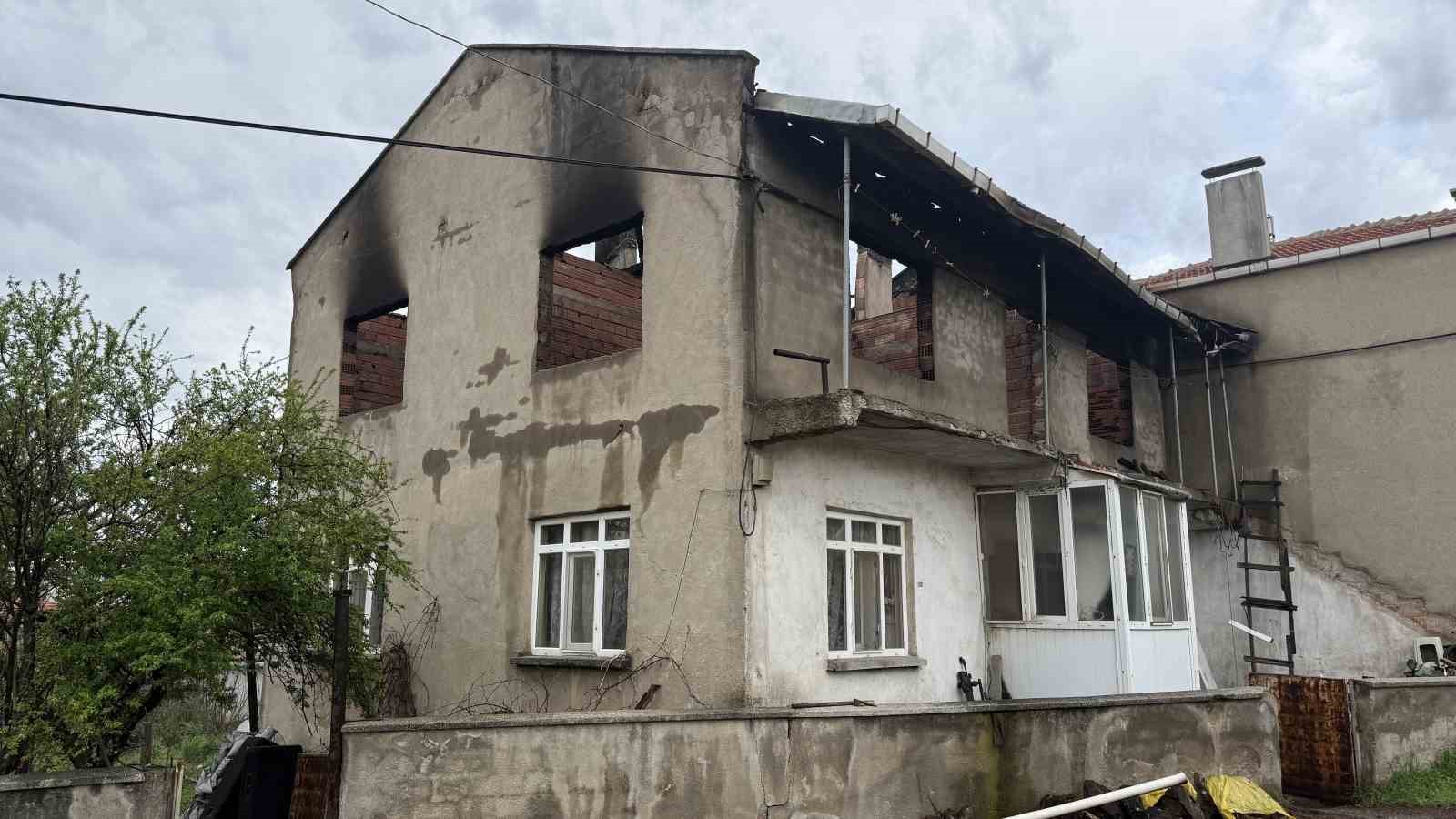 Çanakkale’de baca yangını çatıyı küle çevirdi
