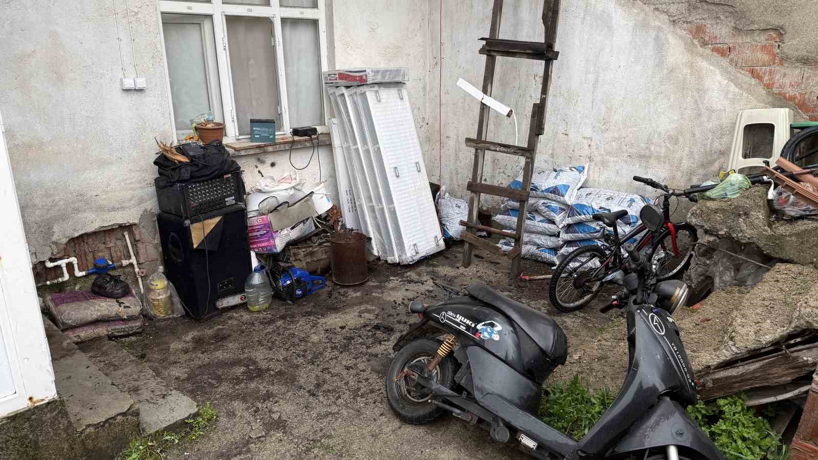 Çanakkale’de baca yangını çatıyı küle çevirdi
