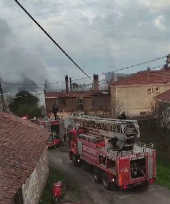 Çanakkale’de baca yangını çatıyı küle çevirdi
