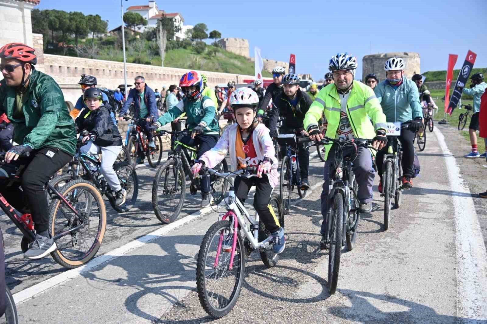 Çanakkale’de bin 50 bisikletli şehitlere saygı için pedal çevirdi
