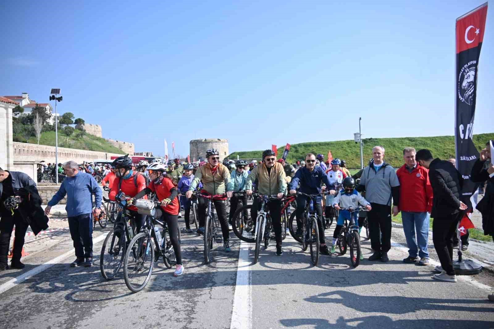 Çanakkale’de bin 50 bisikletli şehitlere saygı için pedal çevirdi
