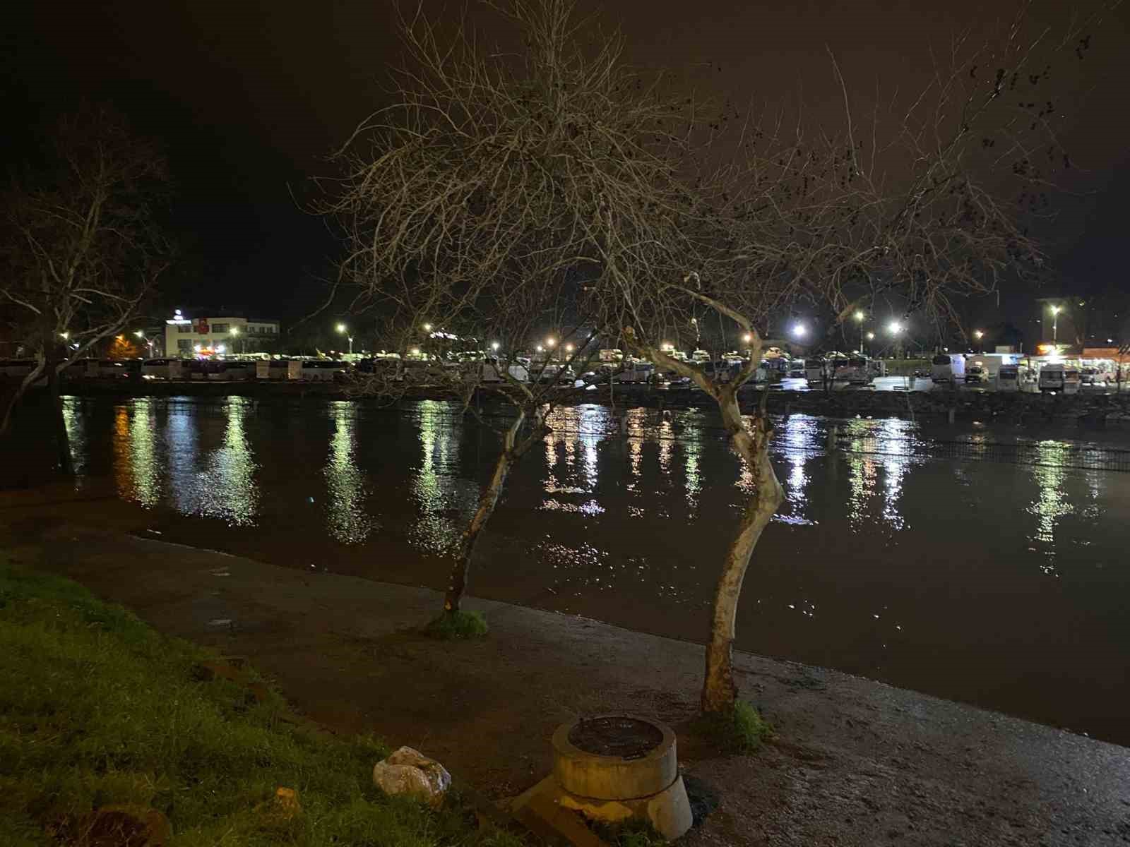 Çanakkale’de çay taştı: Otopark sular altında kaldı
