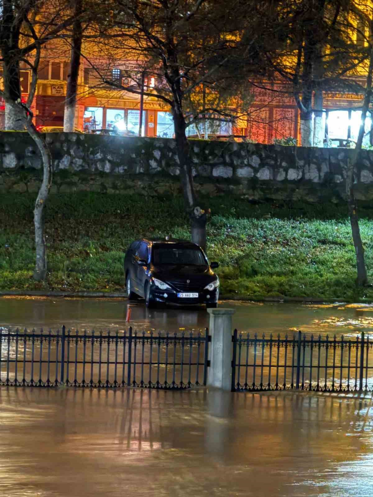 Çanakkale’de çay taştı: Otopark sular altında kaldı
