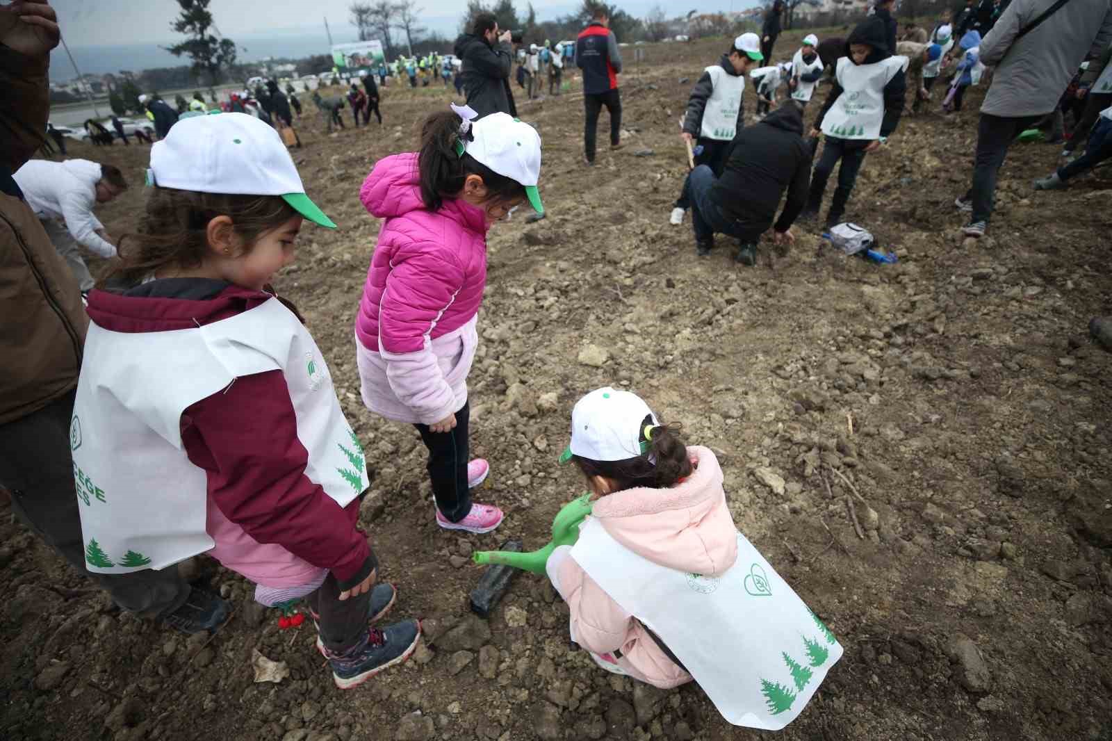 Çanakkale’de Dünya Ormancılık Günü’nde 5 bin fidan toprakla buluştu
