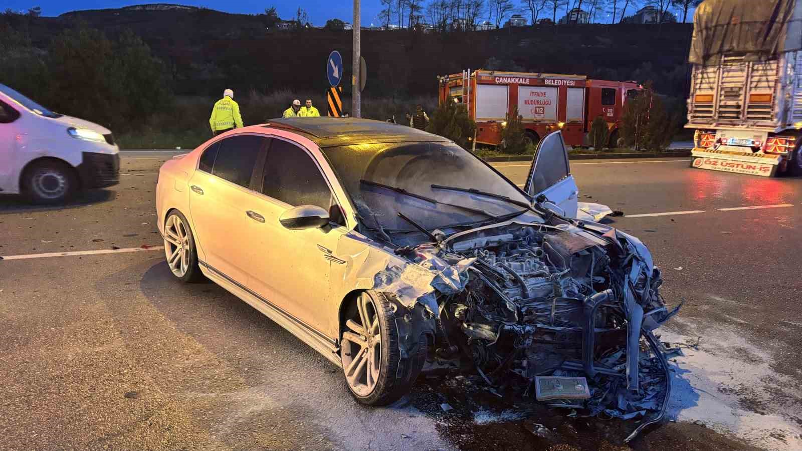 Çanakkale’de iki otomobil çarpıştı: 5 kişi yaralandı
