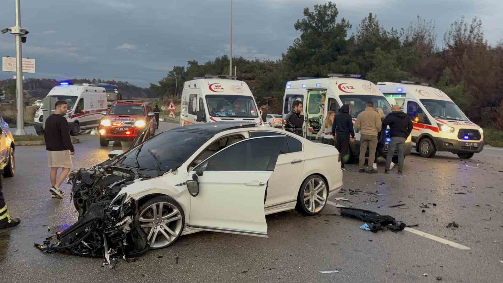 Çanakkale’de iki otomobil çarpıştı: 5 kişi yaralandı
