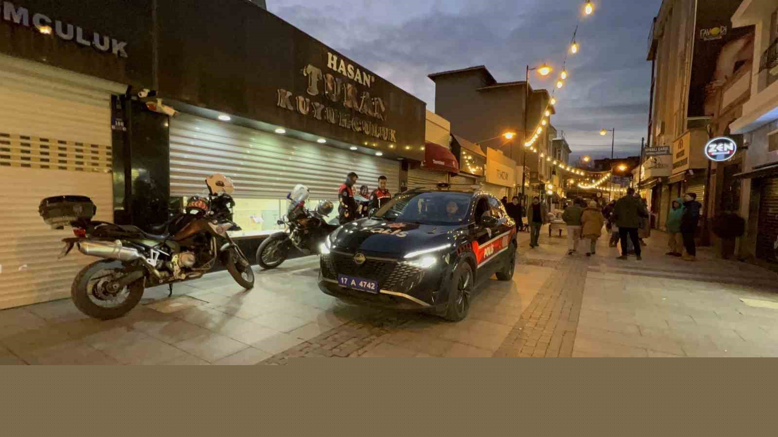 Çanakkale’de kar vaadiyle vatandaşları dolandıran kuyumcunun işletmesinde yapılan incelemede sahte altınlar ortaya çıktı
