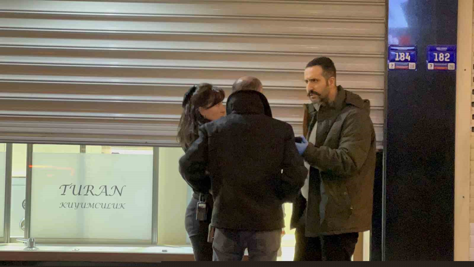 Çanakkale’de kar vaadiyle vatandaşları dolandıran kuyumcunun işletmesinde yapılan incelemede sahte altınlar ortaya çıktı
