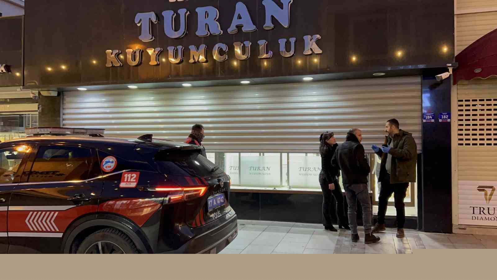 Çanakkale’de kar vaadiyle vatandaşları dolandıran kuyumcunun işletmesinde yapılan incelemede sahte altınlar ortaya çıktı
