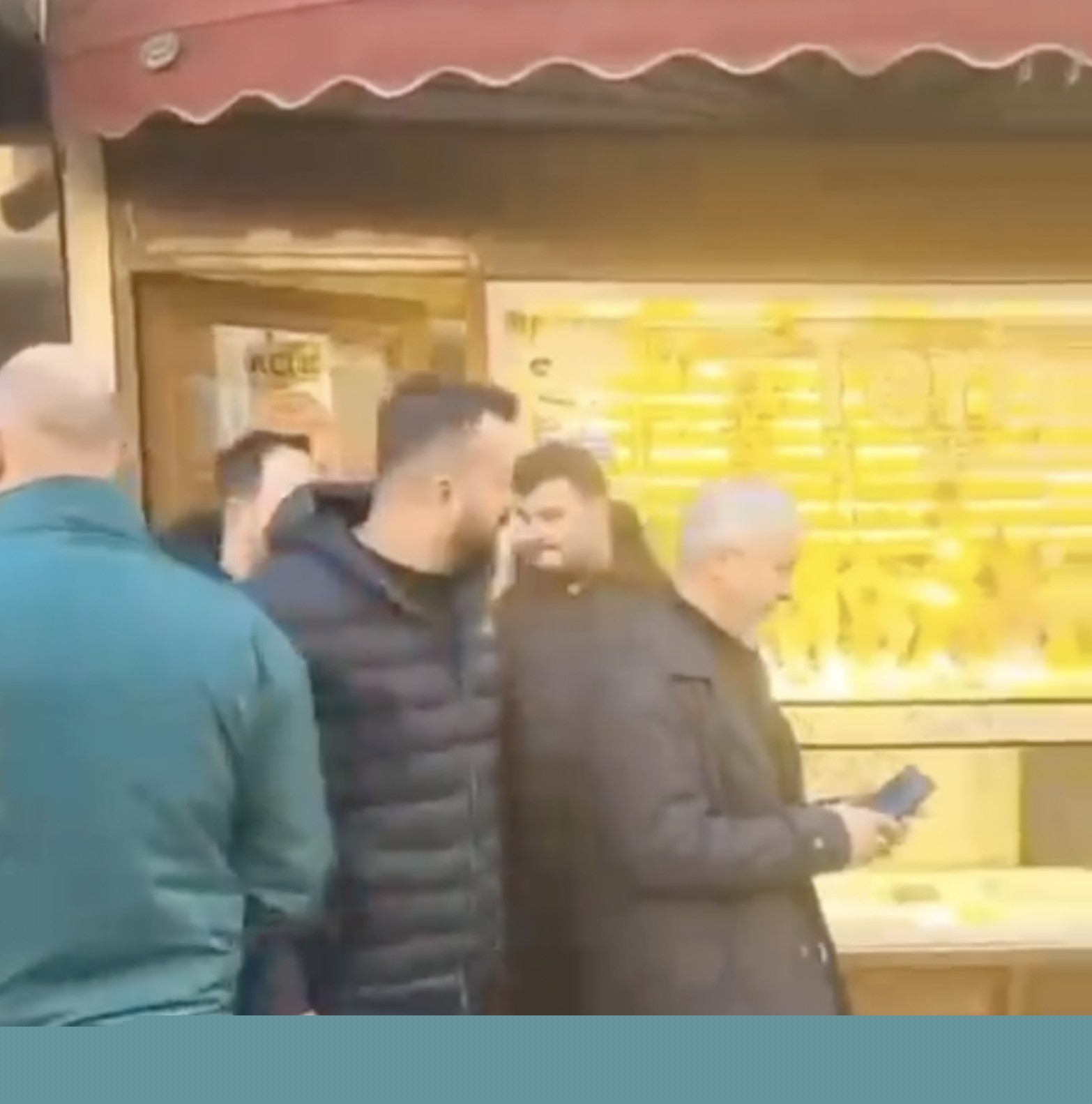 Çanakkale’de kar vaadiyle vatandaşları dolandıran kuyumcunun işletmesinde yapılan incelemede sahte altınlar ortaya çıktı
