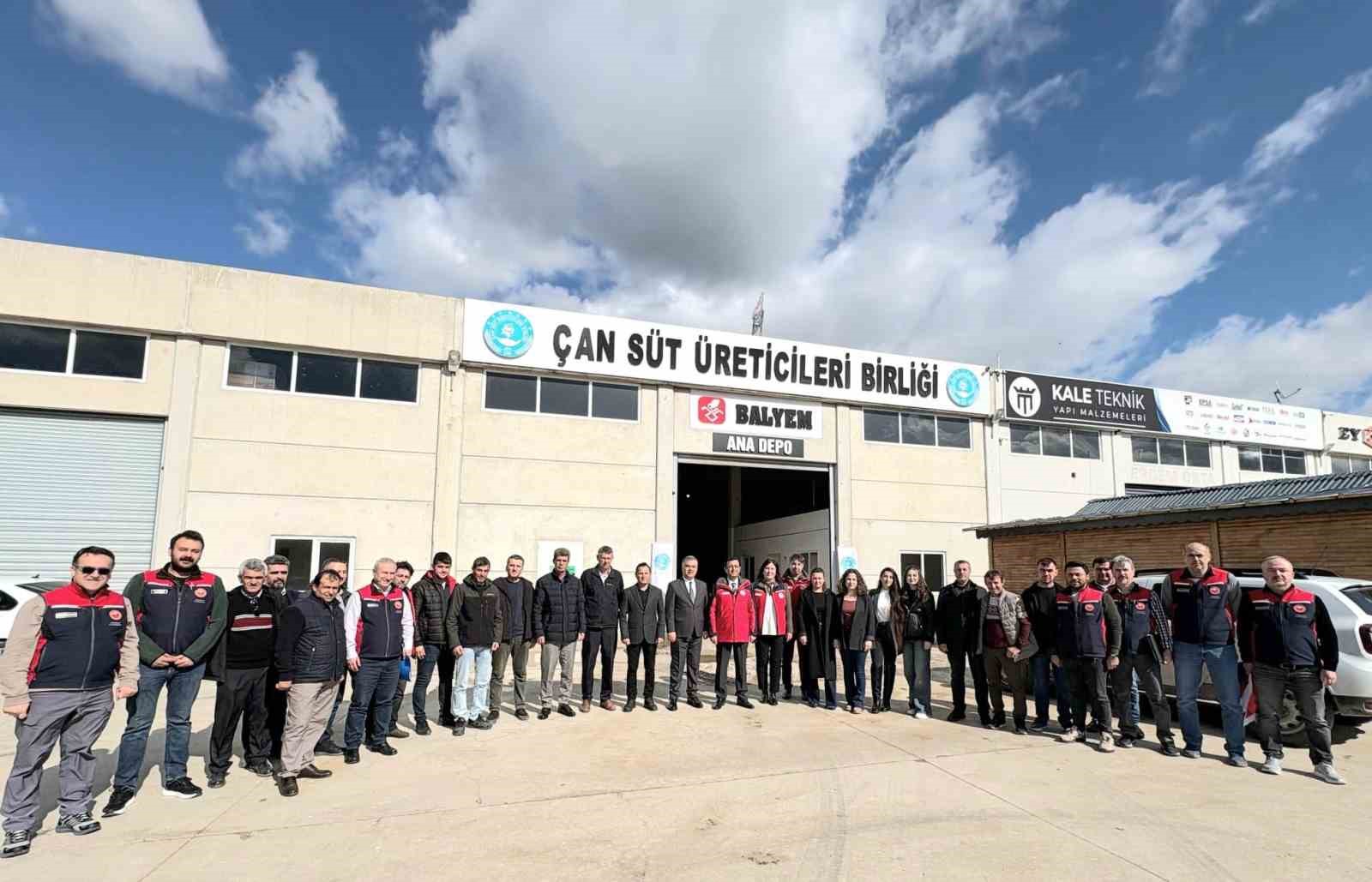 Çanakkale’de katı gübre dağıtma makinaları işletmelere teslim edildi
