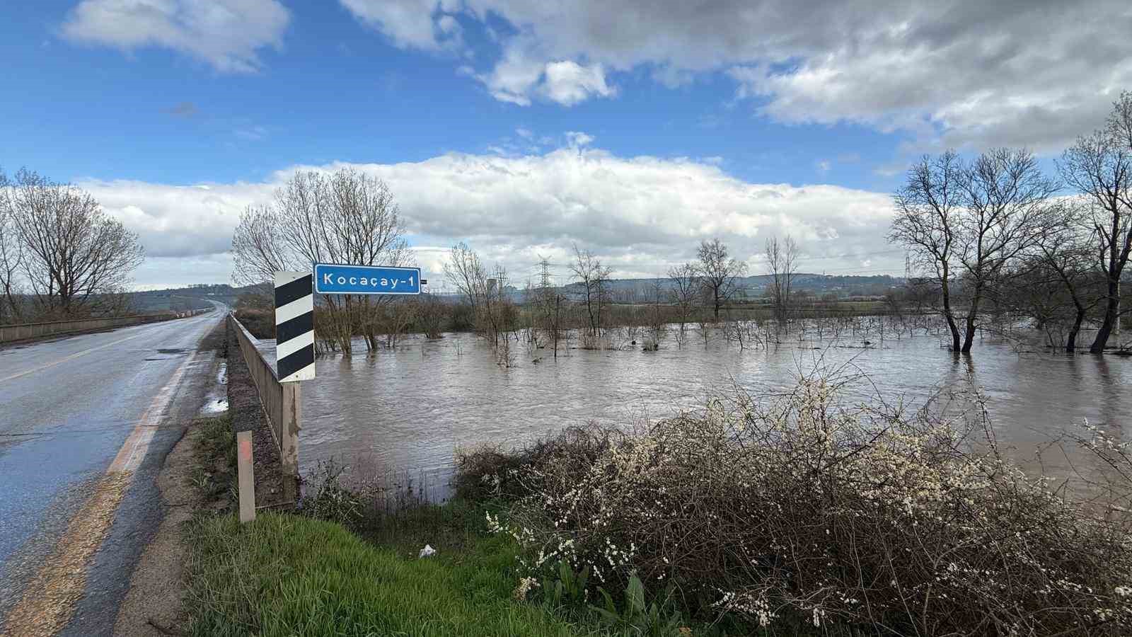 Çanakkale’de Kocabaş Çayı taştı: Köy yolu ulaşıma kapandı
