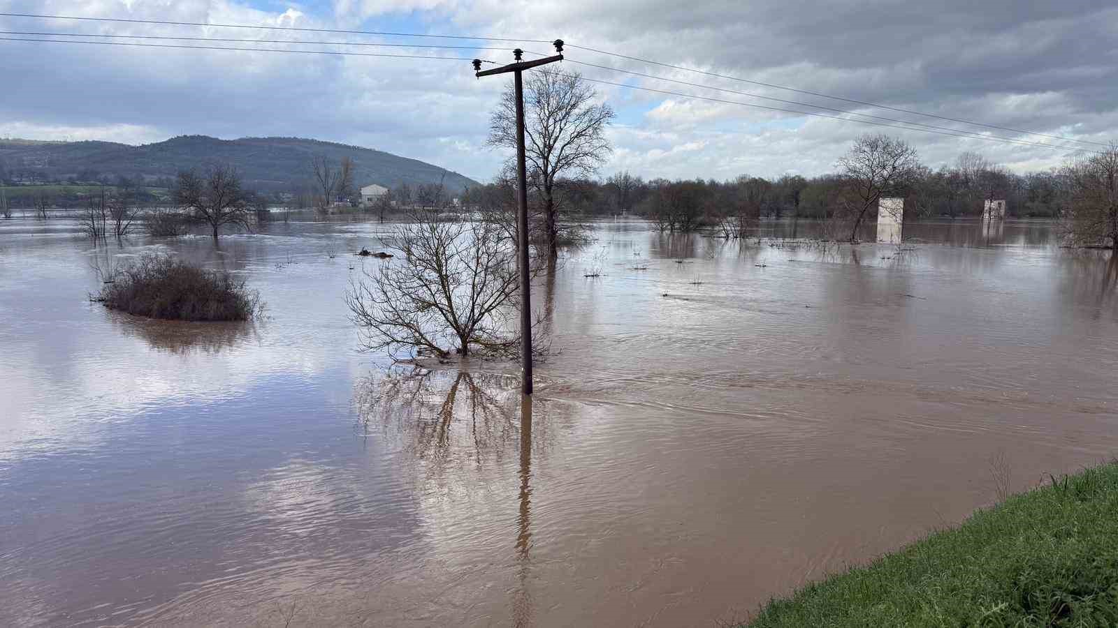 Çanakkale’de Kocabaş Çayı taştı: Köy yolu ulaşıma kapandı
