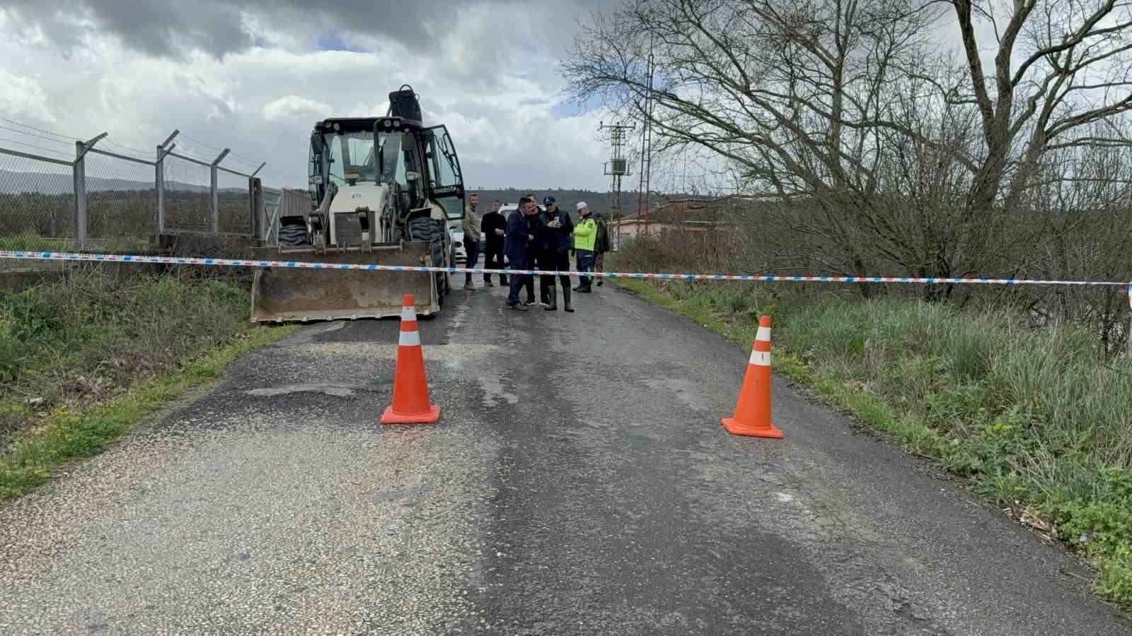 Çanakkale’de Kocabaş Çayı taştı: Köy yolu ulaşıma kapandı
