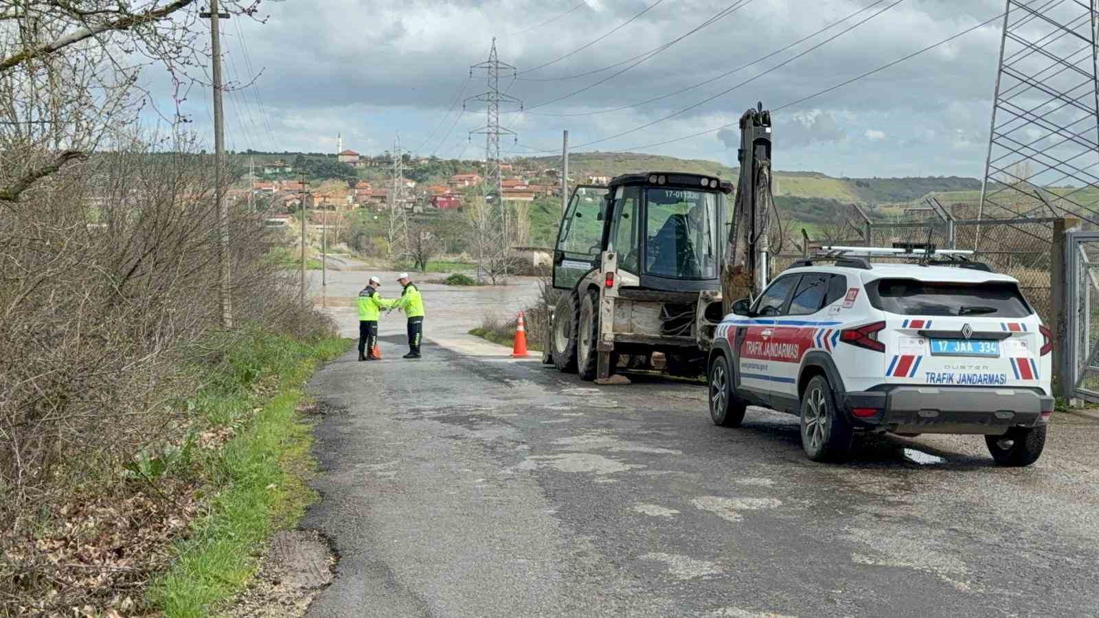 Çanakkale’de Kocabaş Çayı taştı: Köy yolu ulaşıma kapandı
